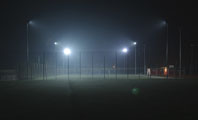 oświetlone boisko sportowe